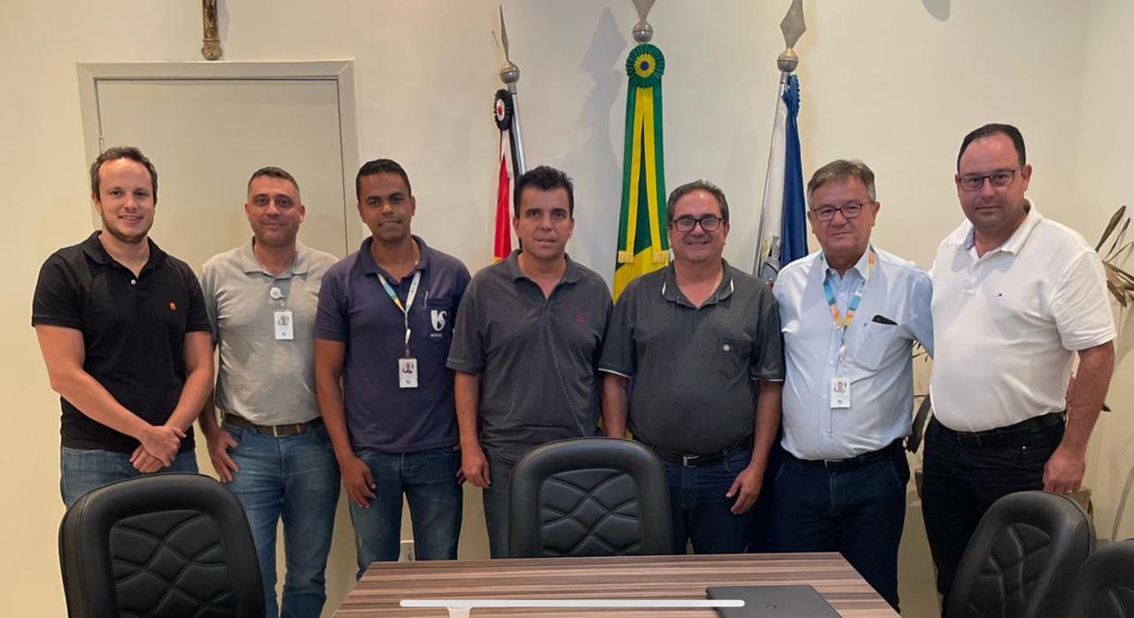 Prefeito Junior recebe equipe da SABESP em seu Gabinete