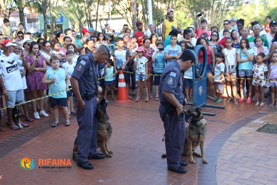 CANIL DA PM E MASCOTES DO PROERD ENTUSIASMAM NA FESTA DAS CRIANÇAS